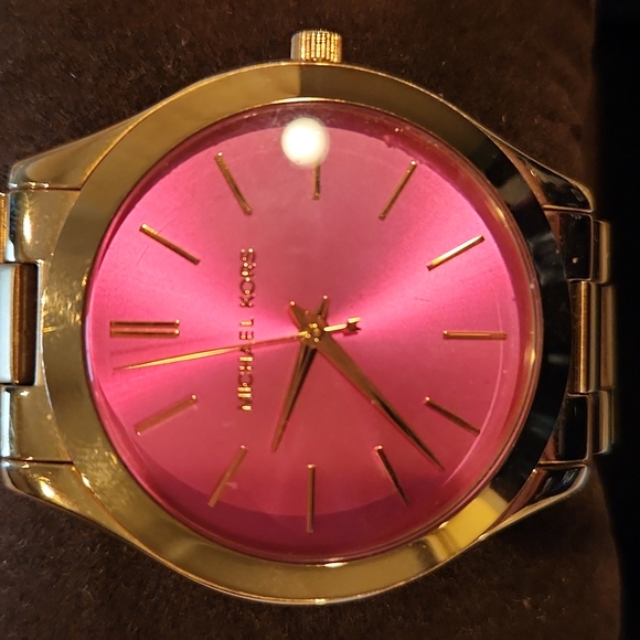 MICHAEL KORS WOMANS GOLD TONE WATCH # 3264- PINK. Box & tags. - Picture 2 of 9